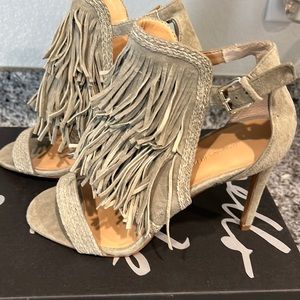 Banana Republic High Heel in olive green in a 7 1/2